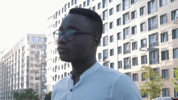 Крупним планом Портрет молодого щасливого усміхненого впевненого чорношкірого працівника на вулиці, концепція бізнесу, молодий успішний африканський бізнесмен — стокове відео
