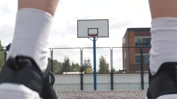 Jugadora de baloncesto femenina en pantalones cortos y calcetines blancos en cancha profesional que corre con pelota y arrastra con éxito la pelota a la red. Imágenes de mano. Al aire libre — Vídeos de Stock