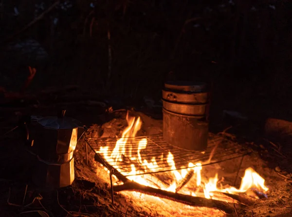 Uma Máquina Café Gêiser Perto Fogo Piquenique Natureza Acampar Nas — Fotografia de Stock