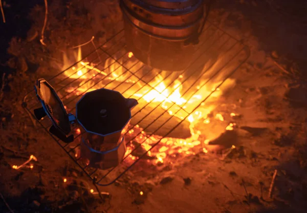 Μια Καφετιέρα Θερμοπίδακες Κοντά Στη Φωτιά Πικνίκ Στη Φύση Κατασκήνωση — Φωτογραφία Αρχείου