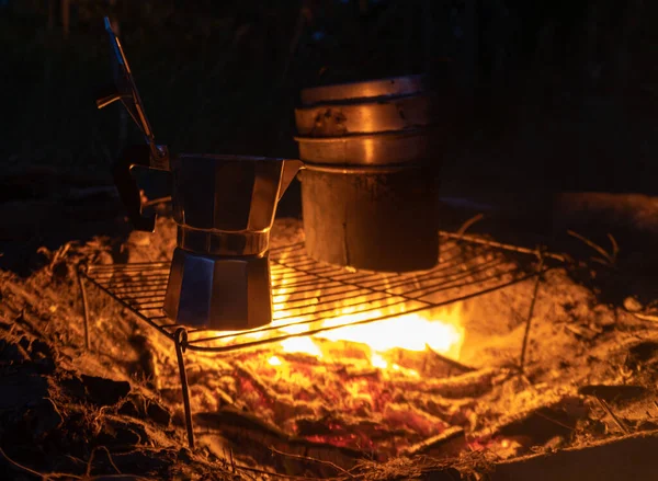 Uma Máquina Café Gêiser Perto Fogo Piquenique Natureza Acampar Nas — Fotografia de Stock