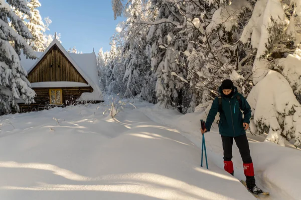 Mann Fuß Schneebedeckten Bergen Mit Holzhaus Hintergrund — Stockfoto