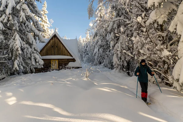 Mann Fuß Schneebedeckten Bergen Mit Holzhaus Hintergrund — Stockfoto