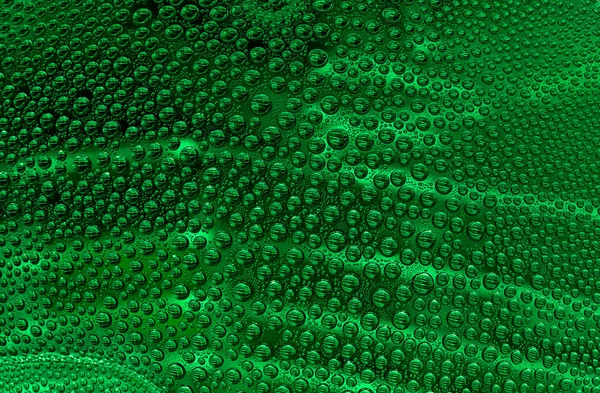 Макросъемка Капли Капли Зеленом Фоне Пузырьки Воды Мокрой Зеленой Бутылке — стоковое фото