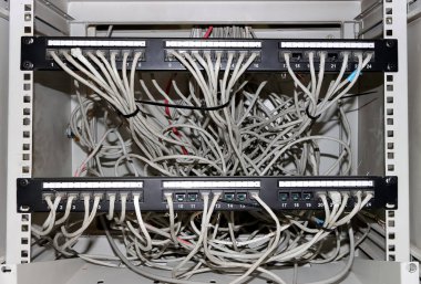 Bir ethernet istasyonunda veri kabloları karışıyor