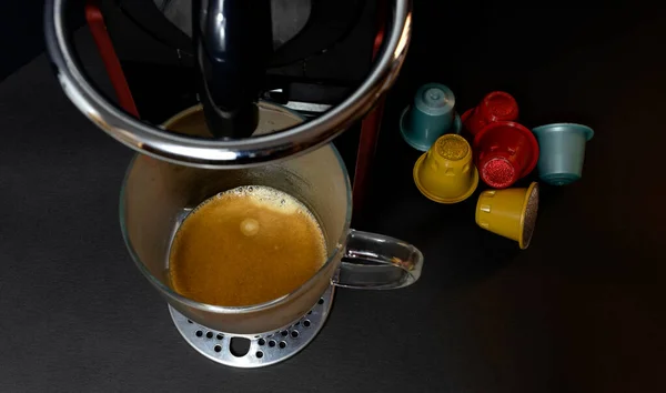 Ein Köstlicher Kaffee Mit Schaum Aus Einer Kapselkaffeemaschine Und Mehreren — Stockfoto