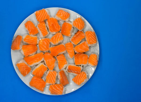 Talerz Domowej Roboty Sushi Łososia Izolowane Niebieskim Tle — Zdjęcie stockowe