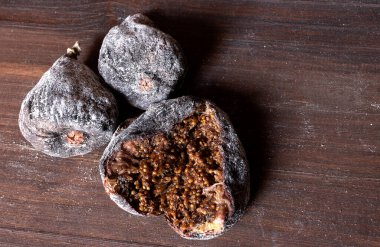 Üç kurutulmuş incirin yakın görüntüsü, biri açık.