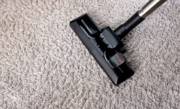 グレーのカーペットの上の掃除機の部分的なビュー — ストック写真