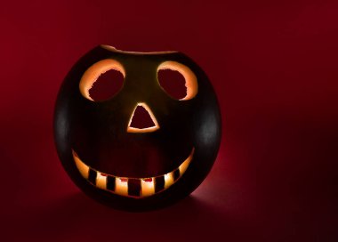 Kan kırmızısı arka planda cadılar bayramı karpuzu