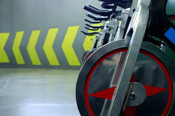 Estilo Vida Saludable Concepto Fitness Bicicletas Estáticas Seguidas Clase Spinning — Foto de Stock