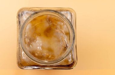 Kombu çayı adı verilen probiyotik içeceği içeren cam kavanozun üst görüntüsü