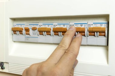 Ev elektrik panelindeki bir anahtarı bağlamak