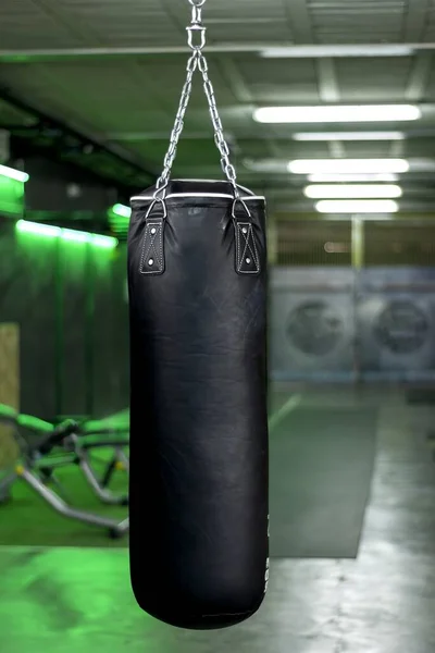 Foto Vertical Una Bolsa Boxeo Negra Gimnasio —  Fotos de Stock