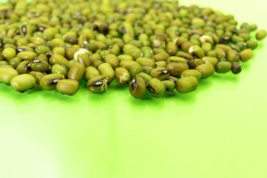 Yeşilimsi arka planda çimlenmemiş yeşil soya fasulyesi