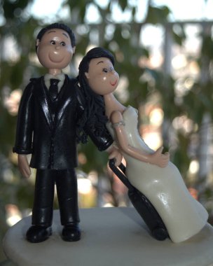 Gelin ve damadın bisküvi bebeklerinin üstünde olduğu düğün pastasının tepesi.