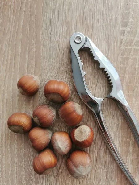 Schiaccianoci Nocciole Tavolo Legno — Foto Stock