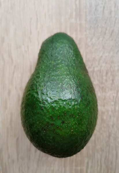 Hele Avocado Een Houten Tafel — Stockfoto