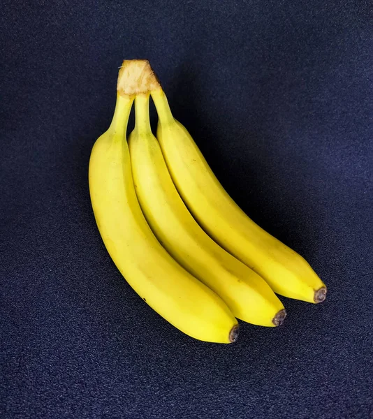 Три Спелых Банана Темном Фоне — стоковое фото