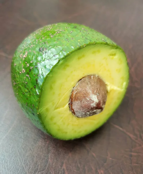 Een Halve Rijpe Verse Avocado — Stockfoto
