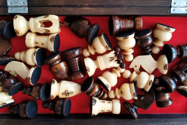 Tahta kutunun içinde birçok satranç figürü
