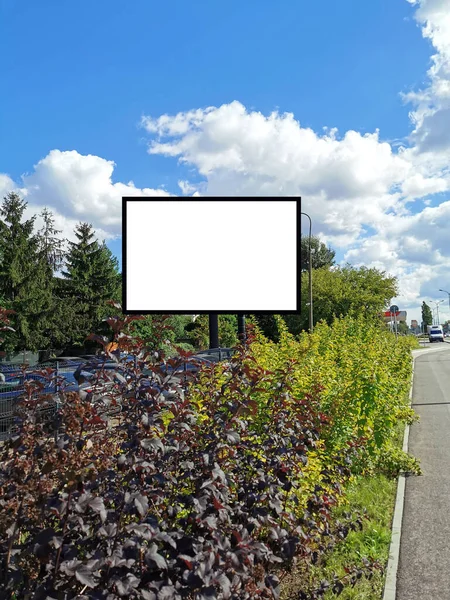 Blanco Reclamebord Voor Advertentie Foto Van Een Leeg Reclamebord Wolkenachtergrond — Stockfoto