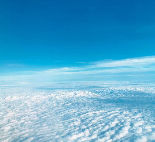 Wolken Durch Ein Flugzeugfenster Gesehen — Stockfoto