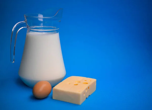 Productos Lácteos Leche Huevo Queso Sobre Fondo Azul — Foto de Stock