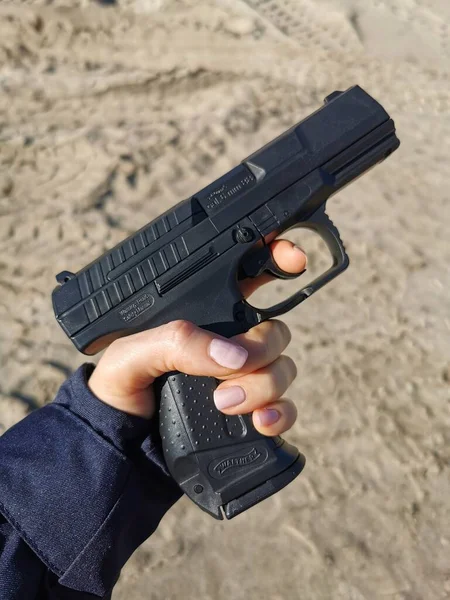 Поліцейський Пістолет Руці Жінки Жінка Тримає Поліцейський Пістолет — стокове фото