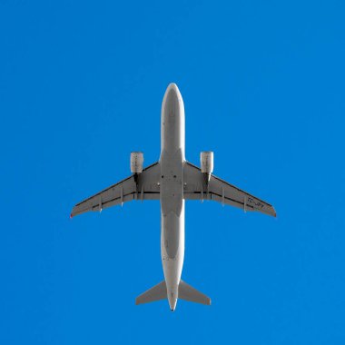 Büyük yolcu uçağının alt görünümü