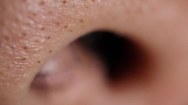 makro deri detayı ve siyah başlıklar