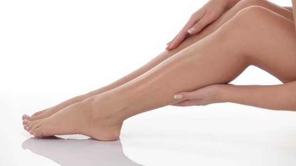 美しい少女の足と足 — ストック動画
