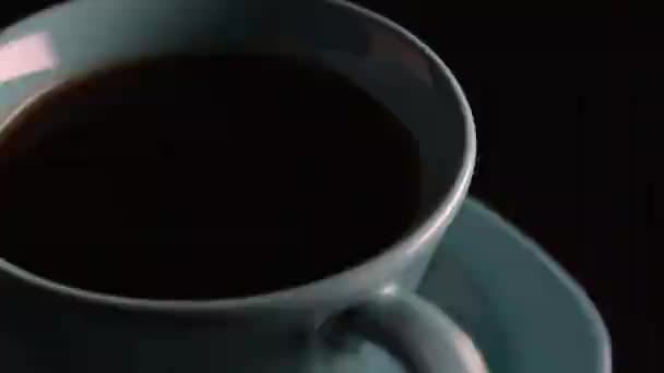 Kaffekopp Snurrar Långsamt Bordet — Stockvideo