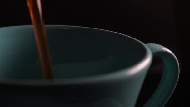 Verser Café Dans Une Tasse Turquoise Sur Fond Noir — Video