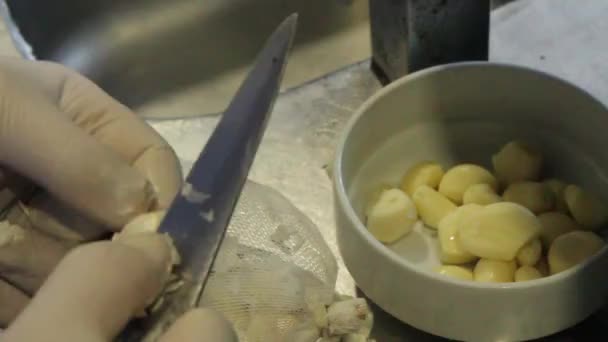 在餐厅厨房里煮大蒜皮 — 图库视频影像