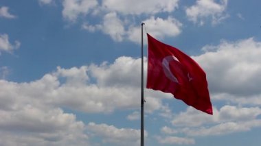 Gökyüzü ve bulutlu Türk bayrağı