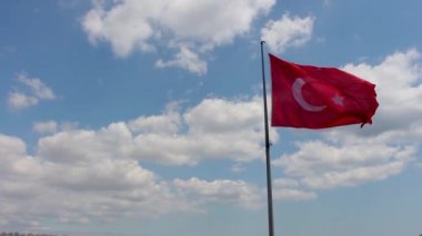 Gökyüzü ve bulutlu Türk bayrağı