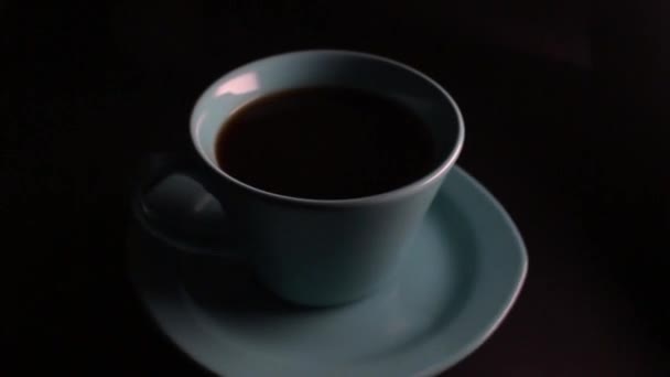 Verser Café Frais Dans Une Tasse — Video