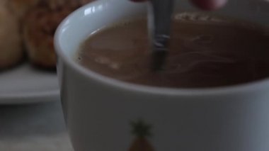 Kahve ve kurabiye karıştırıyorum.