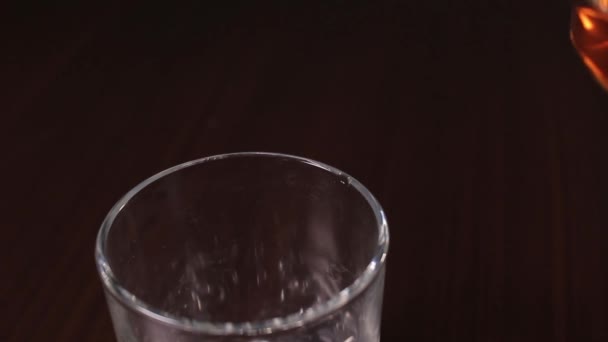 Whisky Ein Glas Mit Eis Gießen — Stockvideo