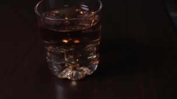 Whiskyglas Tafel — Stockvideo