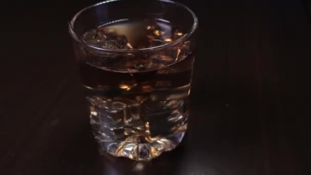 威士忌杯放在桌上 — 图库视频影像