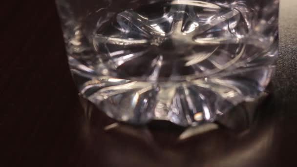 把威士忌倒入加冰的杯子里 — 图库视频影像