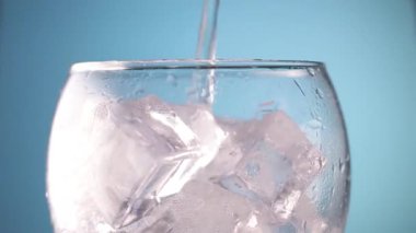 Buzlu bardağa su dök.