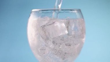 Buzlu bardağa su dök.