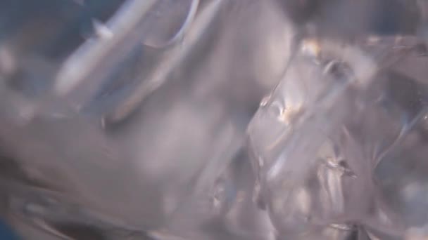 Derramando Bebida Vidro Com Cubos Gelo — Vídeo de Stock