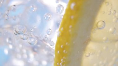 Buzlu bardağa su dök.