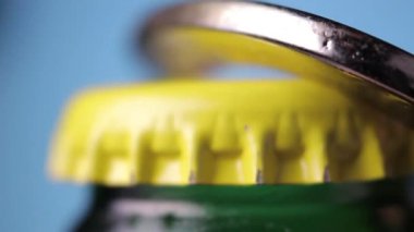 Makro çekimde şişe kapağını aç