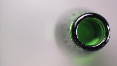 Üstten soda şişesi ve kabarcıklar