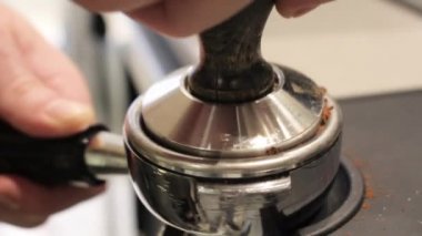Kahveci taze espresso hazırlıyor.